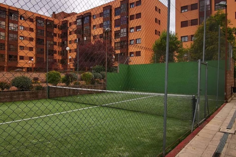 Cozy apartment with parking, gym, pool and padel - Pirra Apartment in Madrid