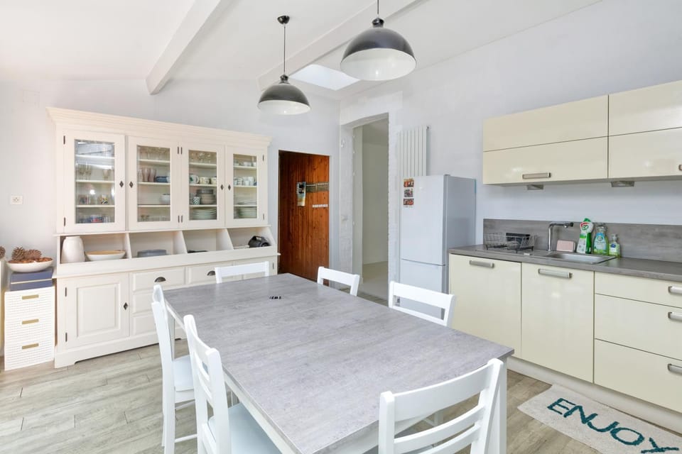 Property building, Kitchen or kitchenette, Living room