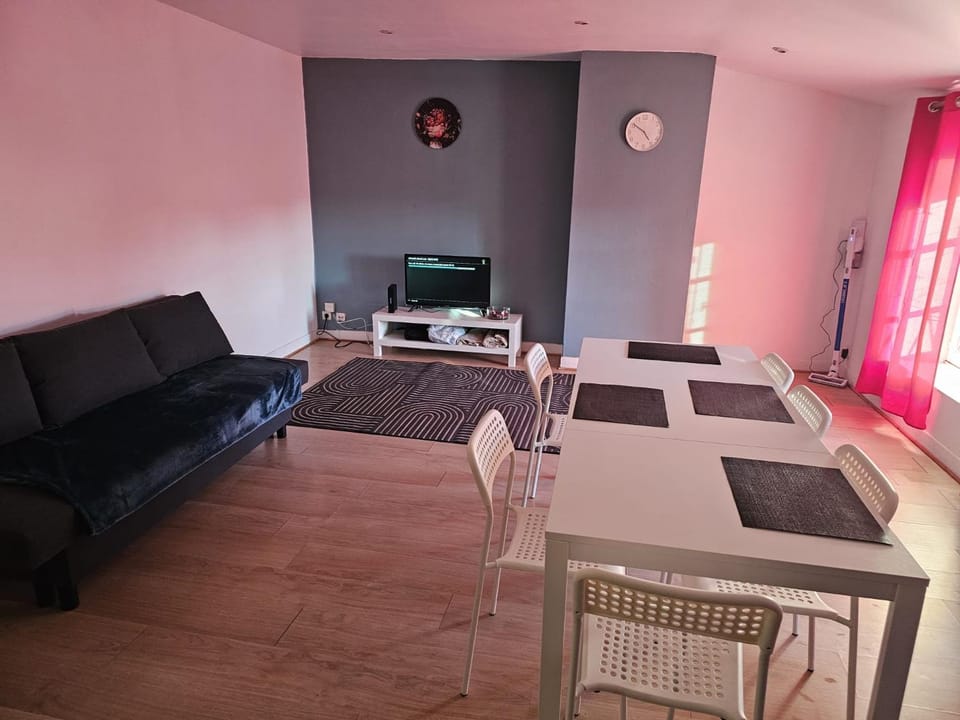 Communal lounge/ TV room, Bed, TV and multimedia, Living room, Photo of the whole room, Seating area, Dining area, Evening entertainment, Bedroom