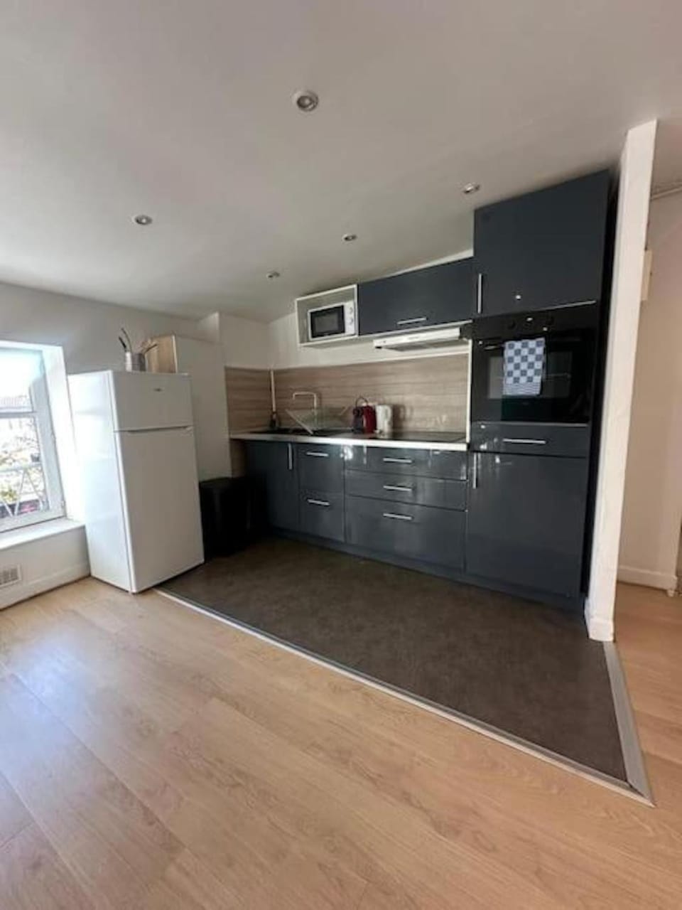 Kitchen or kitchenette, oven, pet friendly, stove