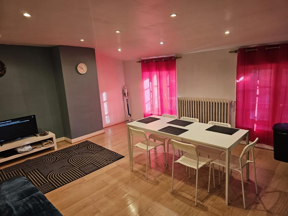 TV and multimedia, Living room, Seating area, Dining area, internet