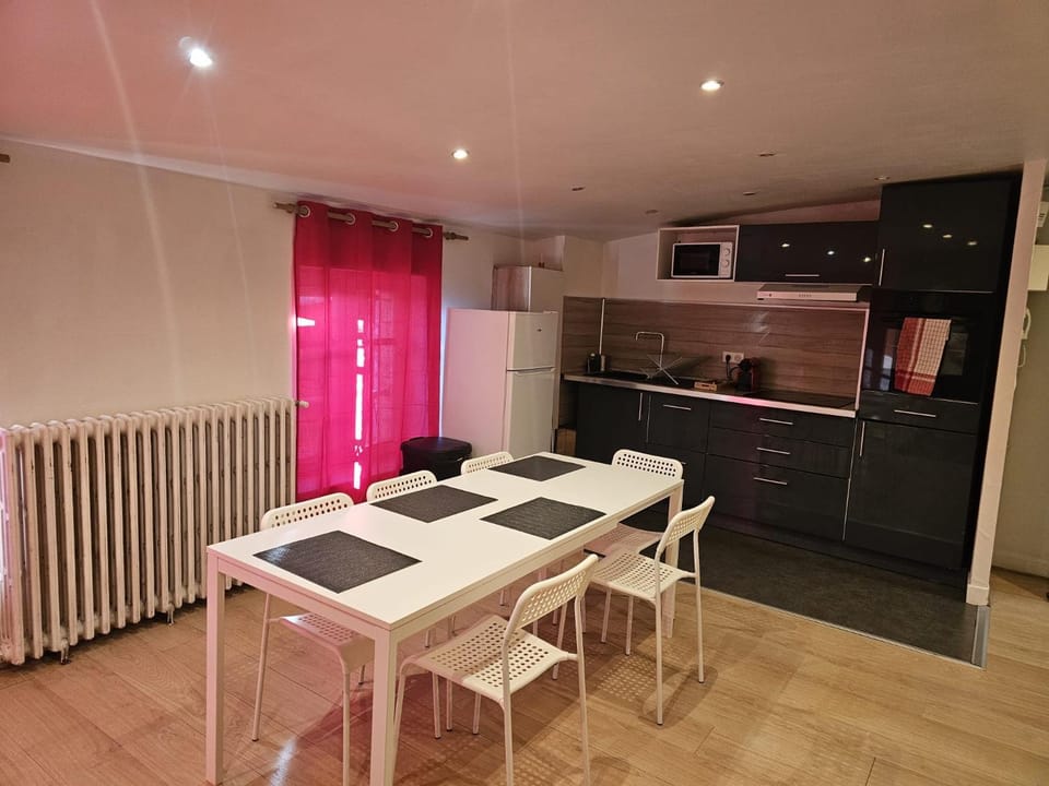 Kitchen or kitchenette, Dining area, internet, minibar, oven, pet friendly, stove