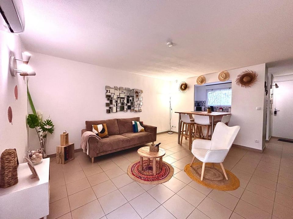 Le 14, 4 pers, 2 chambres, clim, proche autoroute Apartment in Nimes