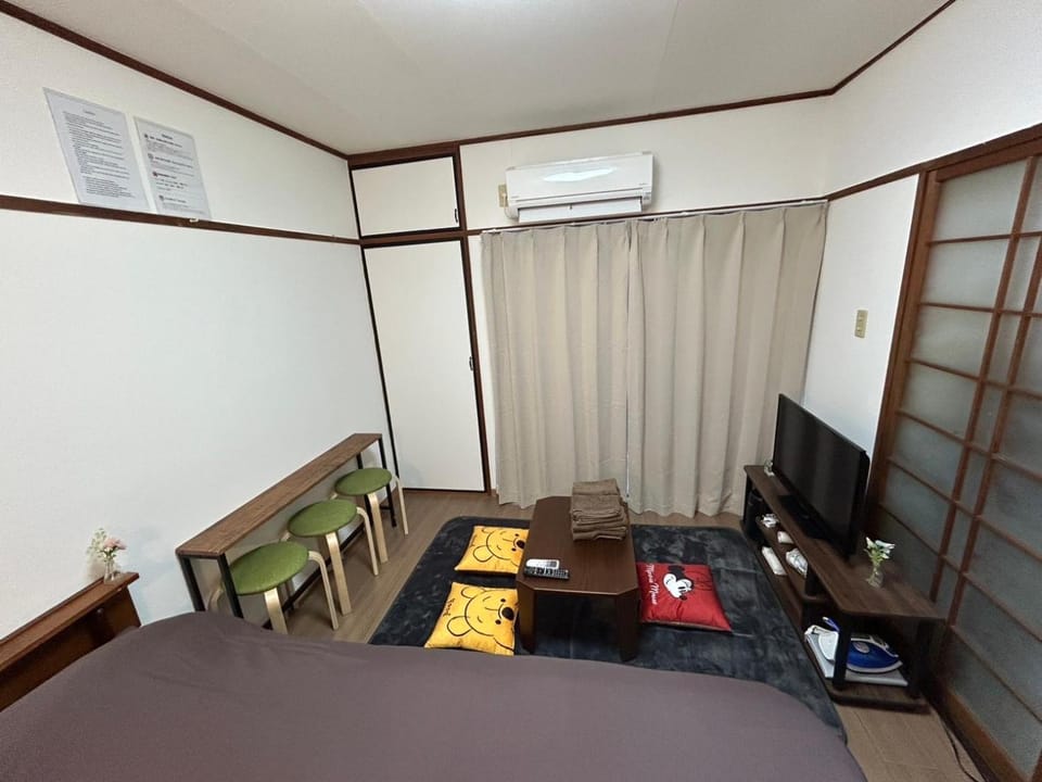 Bed, TV and multimedia, Living room, Photo of the whole room, Seating area, Bedroom