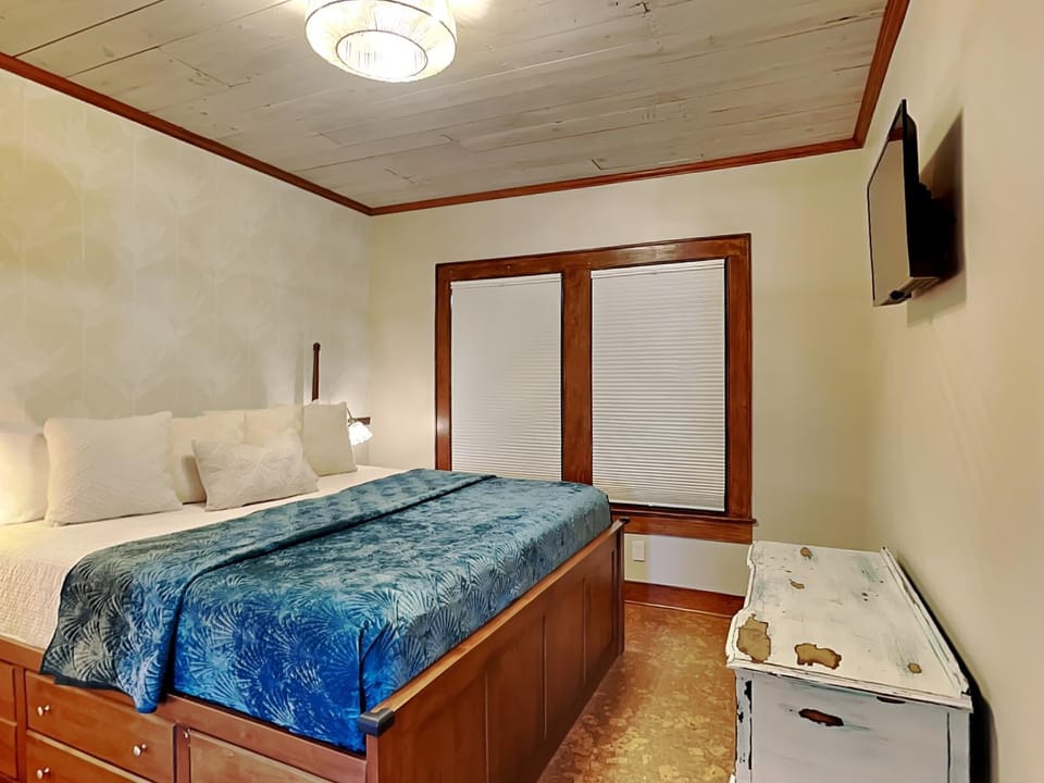 Bed, TV and multimedia, Bedroom, furniture, wardrobe