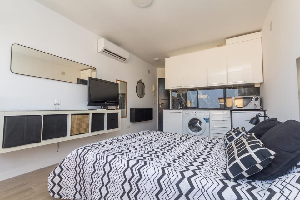 Bed, TV and multimedia, Kitchen or kitchenette, Photo of the whole room, wardrobe, washing machine, air conditioner