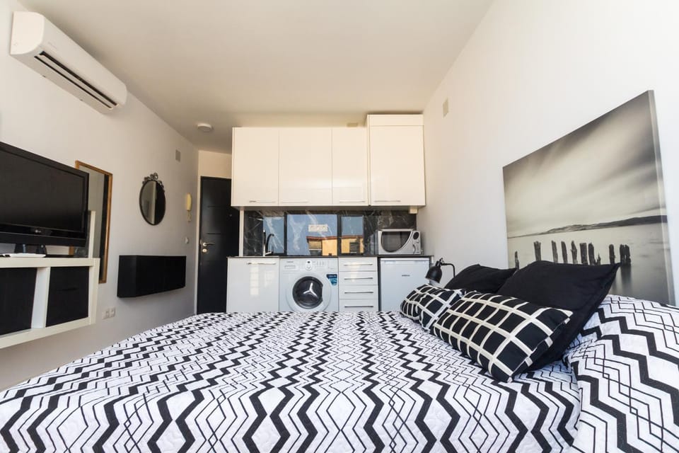 Bed, TV and multimedia, Photo of the whole room, Seating area, Evening entertainment, Bedroom, air conditioner