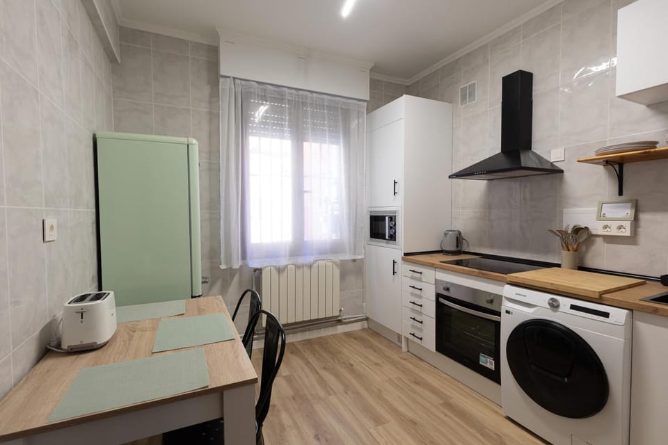 Dining area, heating, oven, toaster, washing machine, dryer, kitchen