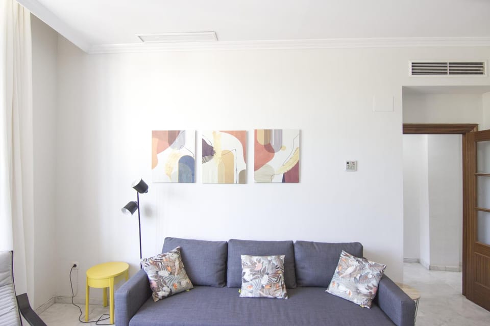 Communal lounge/ TV room, TV and multimedia, Living room, Seating area, Dining area