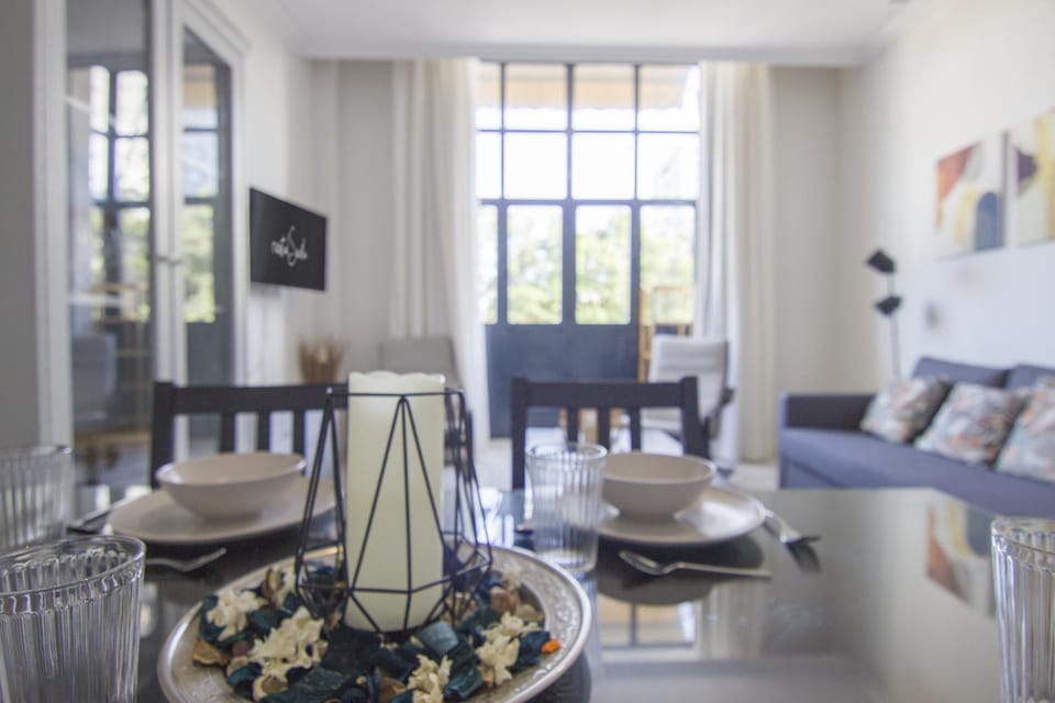 Communal lounge/ TV room, TV and multimedia, Living room, Seating area, Dining area