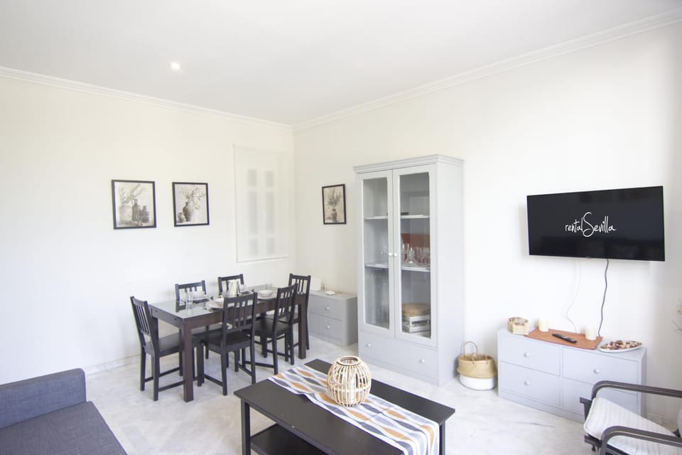 Communal lounge/ TV room, TV and multimedia, Living room, Seating area, Dining area