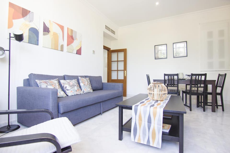Communal lounge/ TV room, TV and multimedia, Living room, Seating area, Dining area