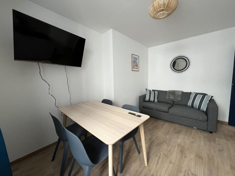 Communal lounge/ TV room, Living room