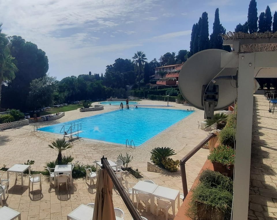 Day, Natural landscape, Pool view, Swimming pool, sunbed