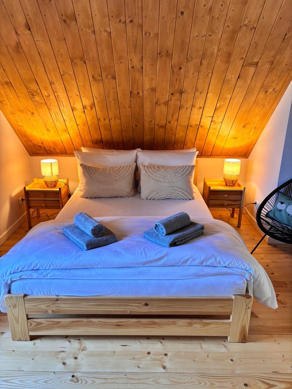 Bed, Photo of the whole room, Bedroom, towels