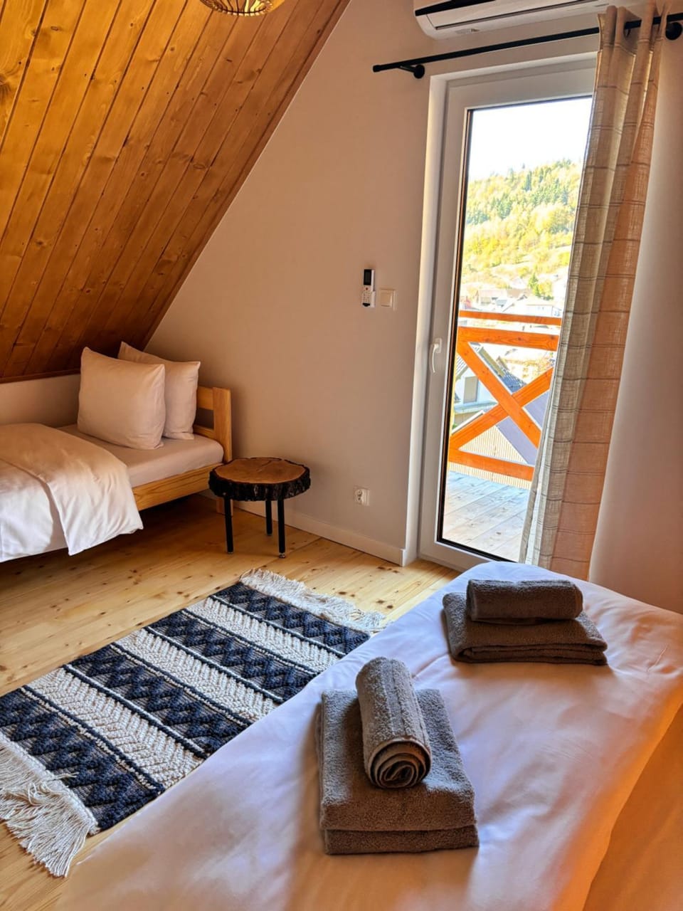 Bed, Photo of the whole room, Bedroom, towels