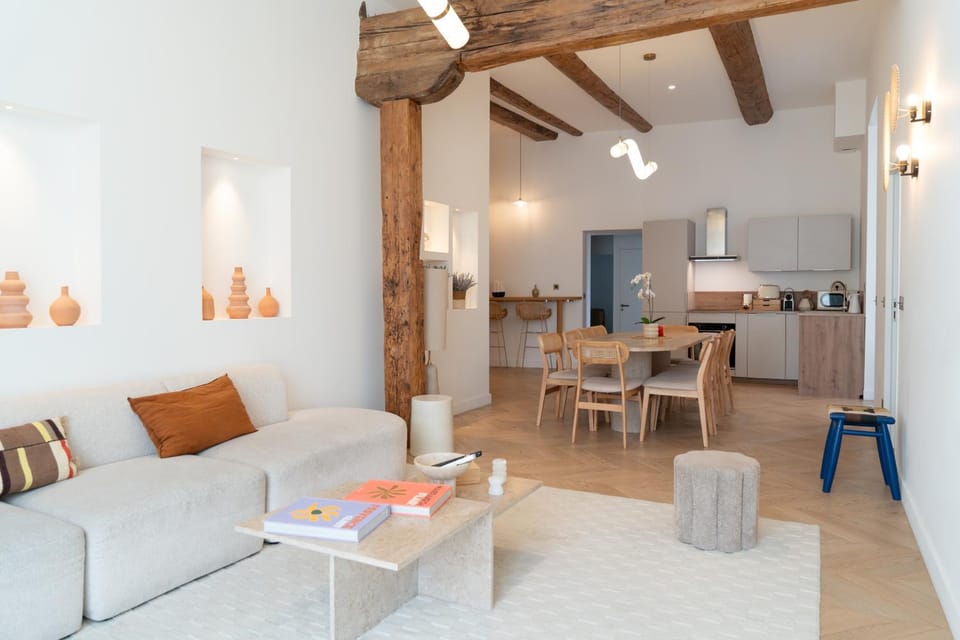 Kitchen or kitchenette, Living room, Seating area, Dining area