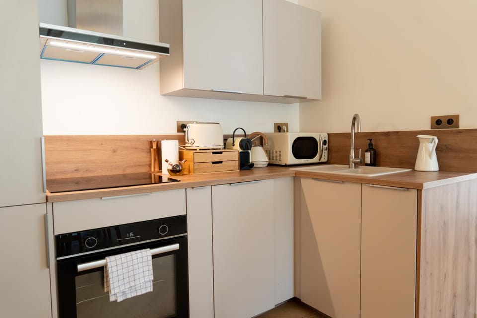 Coffee/tea facilities, Kitchen or kitchenette, dishwasher, oven, stove, toaster