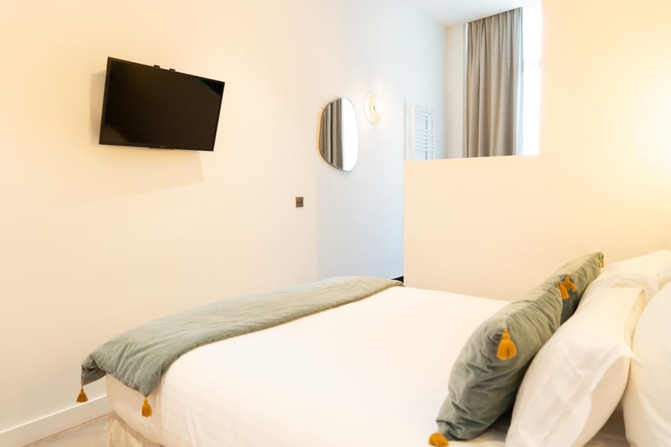 Bed, TV and multimedia, Photo of the whole room, Bedroom