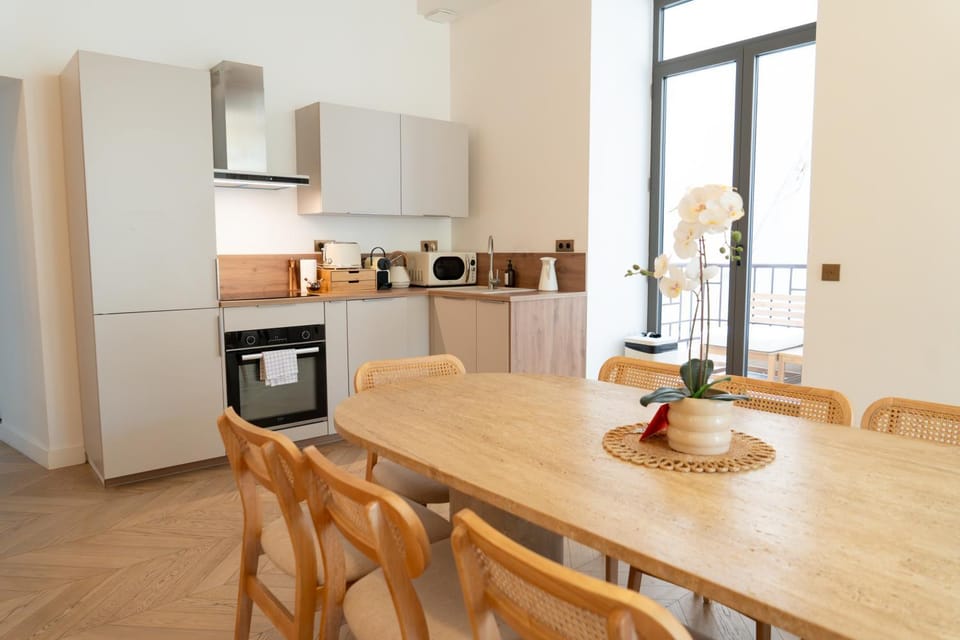 Kitchen or kitchenette, Dining area, oven, stove, toaster