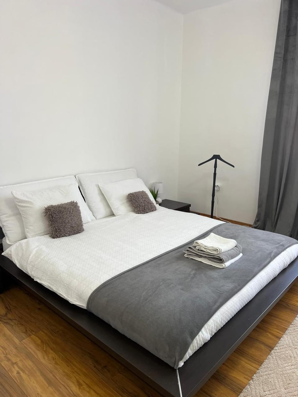 Bed, Bedroom, towels