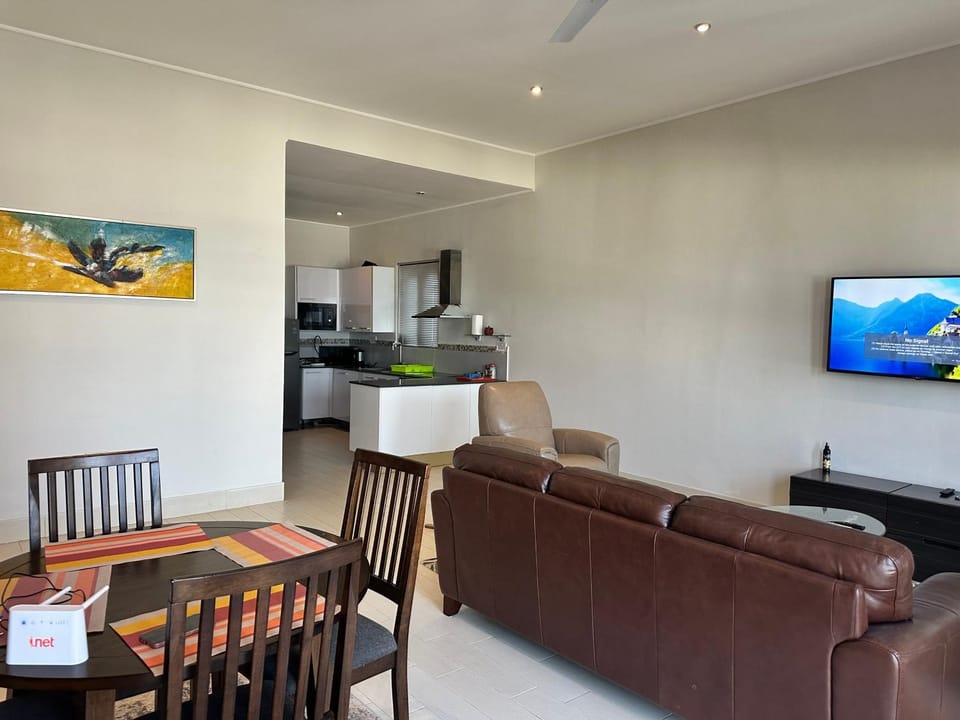TV and multimedia, Kitchen or kitchenette, Living room, Seating area, Dining area, oven