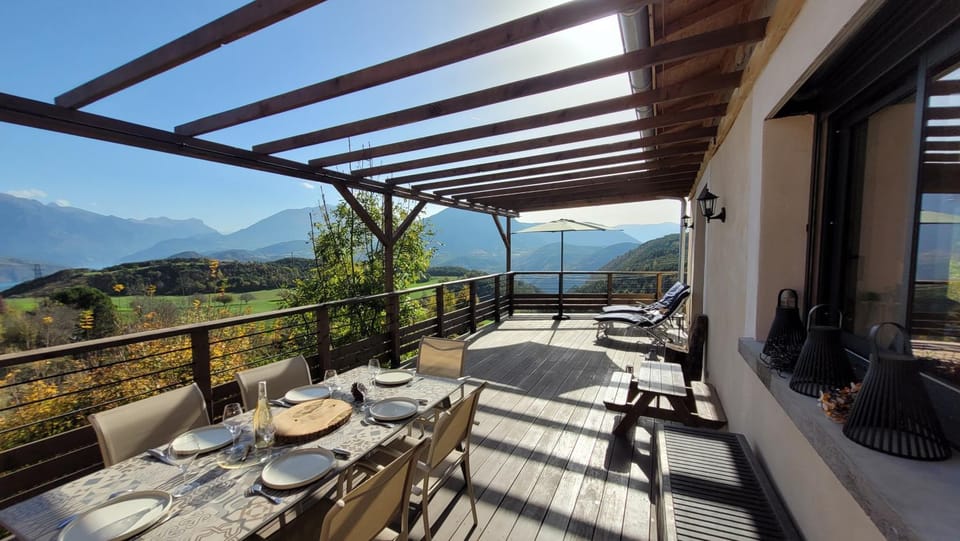 Day, Natural landscape, View (from property/room), Balcony/Terrace, Dining area, Lake view, Mountain view