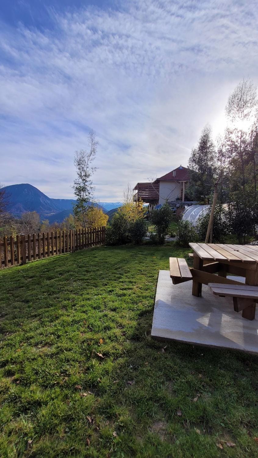 Maison La Valdiane vue lac et montagne Villa in Provence-Alpes-Côte d'Azur