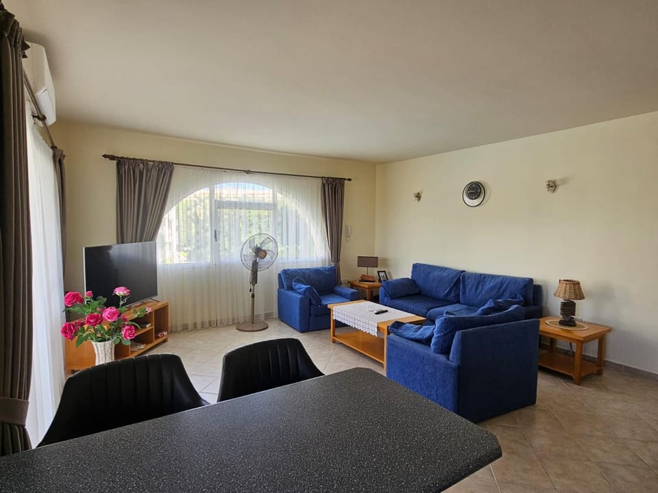 Bed, TV and multimedia, Living room, Photo of the whole room, Seating area, Bedroom