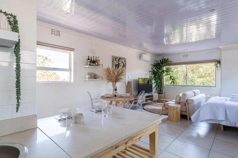 Stylish Spacious Studio Apartment Opposite Green Point Park Apartment in Cape Town