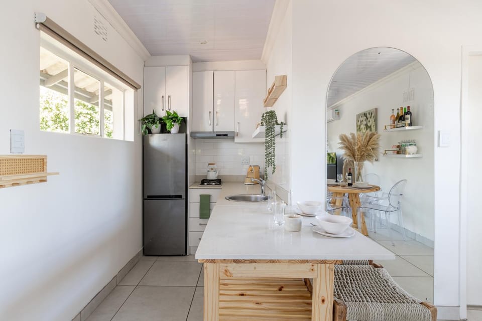 Stylish Spacious Studio Apartment Opposite Green Point Park Apartment in Cape Town