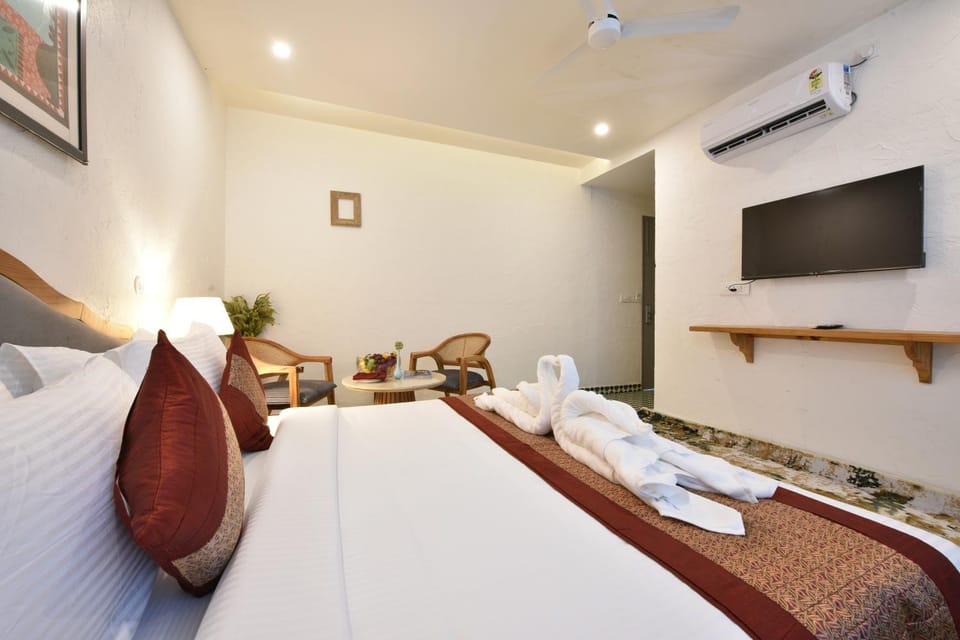Bed, TV and multimedia, Photo of the whole room, Seating area, Bedroom