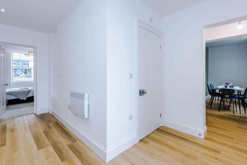 Sleeps 6, Stylish Apartment, Perfect For Groups, Long Term Disc Apartment in Borough of Harrogate