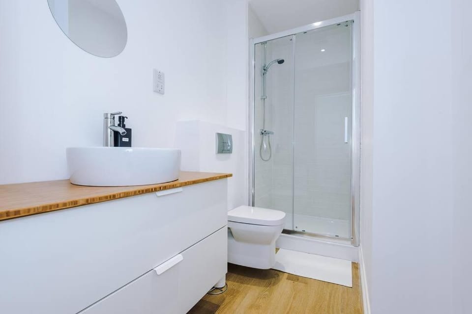 Sleeps 6, Stylish Apartment, Perfect For Groups, Long Term Disc Apartment in Borough of Harrogate