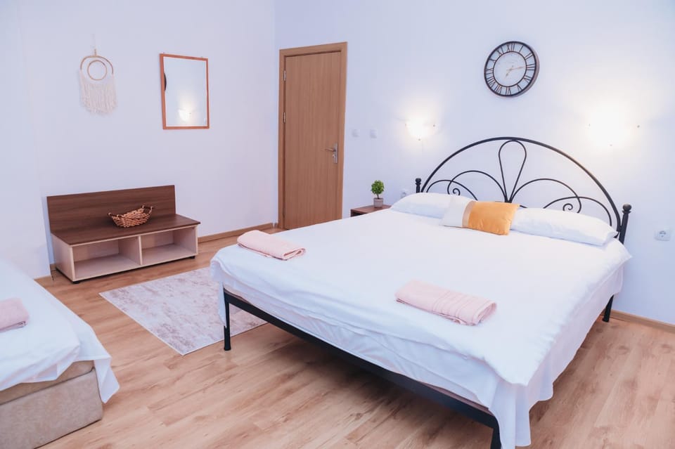 Bed, Photo of the whole room, Bedroom, towels
