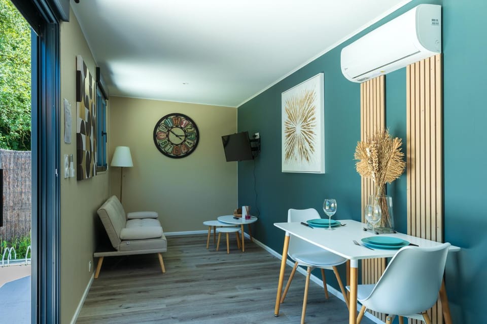 TV and multimedia, Living room, Seating area, Dining area