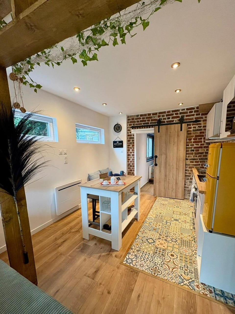 Kitchen or kitchenette, Dining area, oven