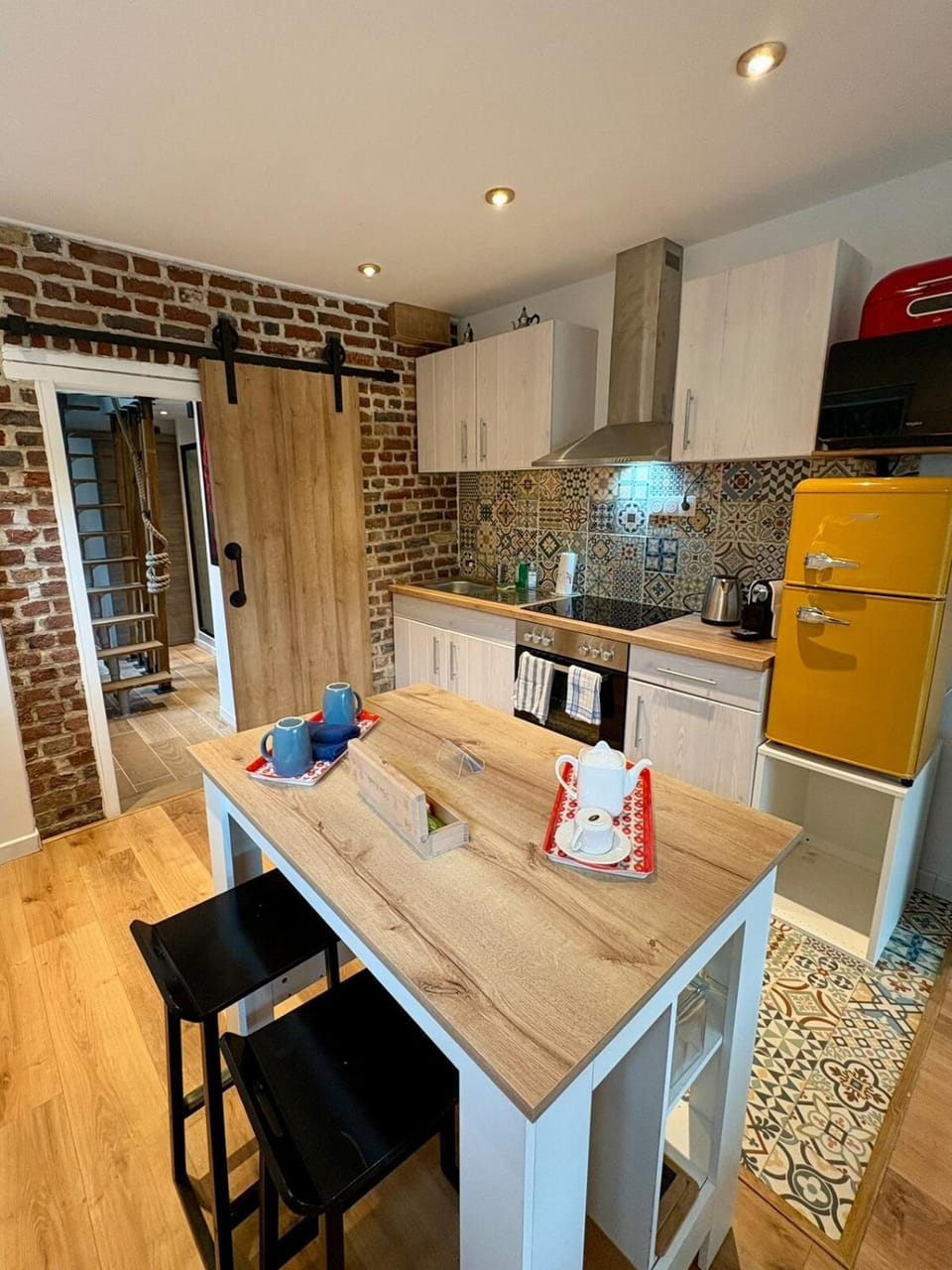 Kitchen or kitchenette, Dining area, oven, stove