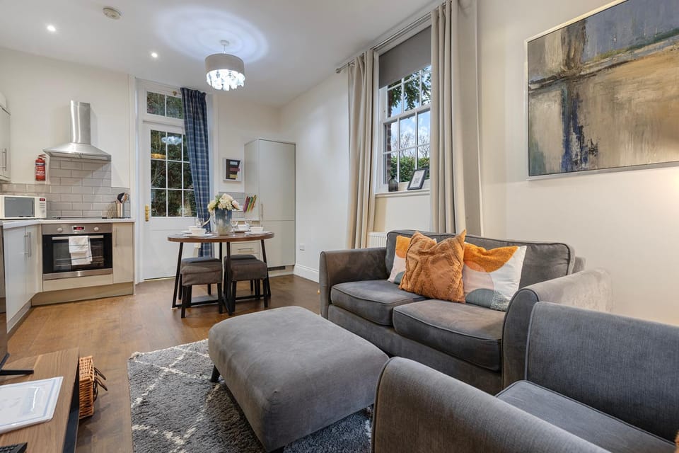 Kitchen or kitchenette, Living room, Seating area, Dining area, stove