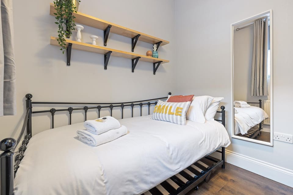 Bed, Photo of the whole room, Bedroom, towels