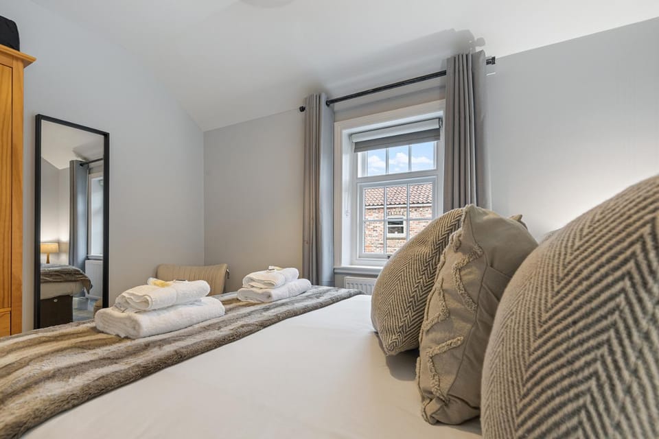 Bed, Photo of the whole room, Bedroom, towels