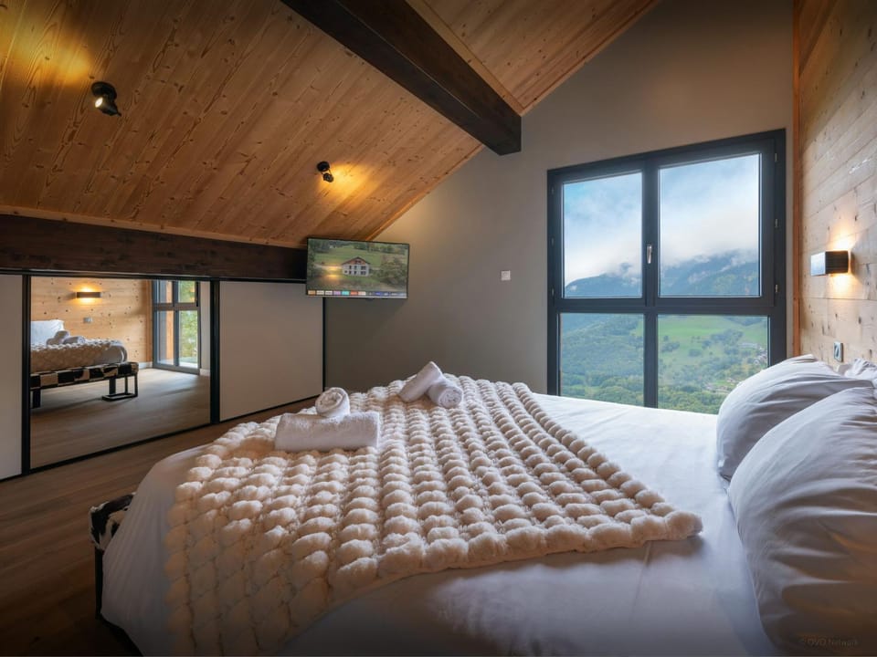 Bed, TV and multimedia, Bedroom, Mountain view