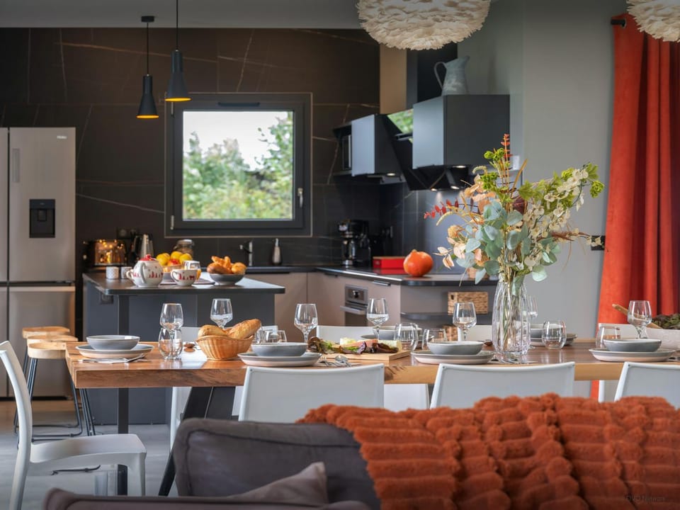 Kitchen or kitchenette, Dining area