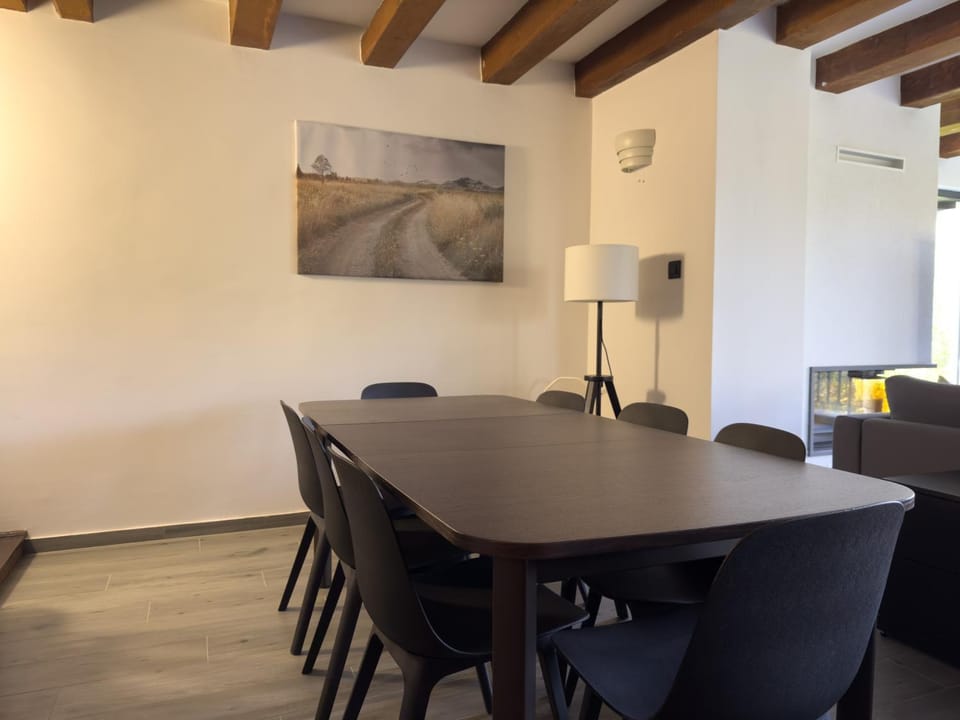 Seating area, Dining area