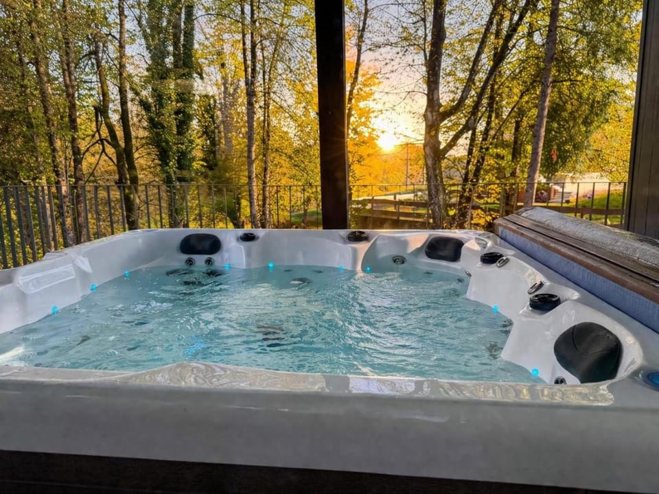 Day, Natural landscape, Hot Tub, Pool view, Swimming pool