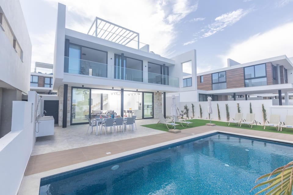 Property building, Day, Swimming pool, sunbed
