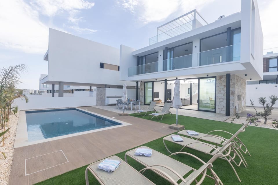Property building, Garden, Swimming pool, sunbed