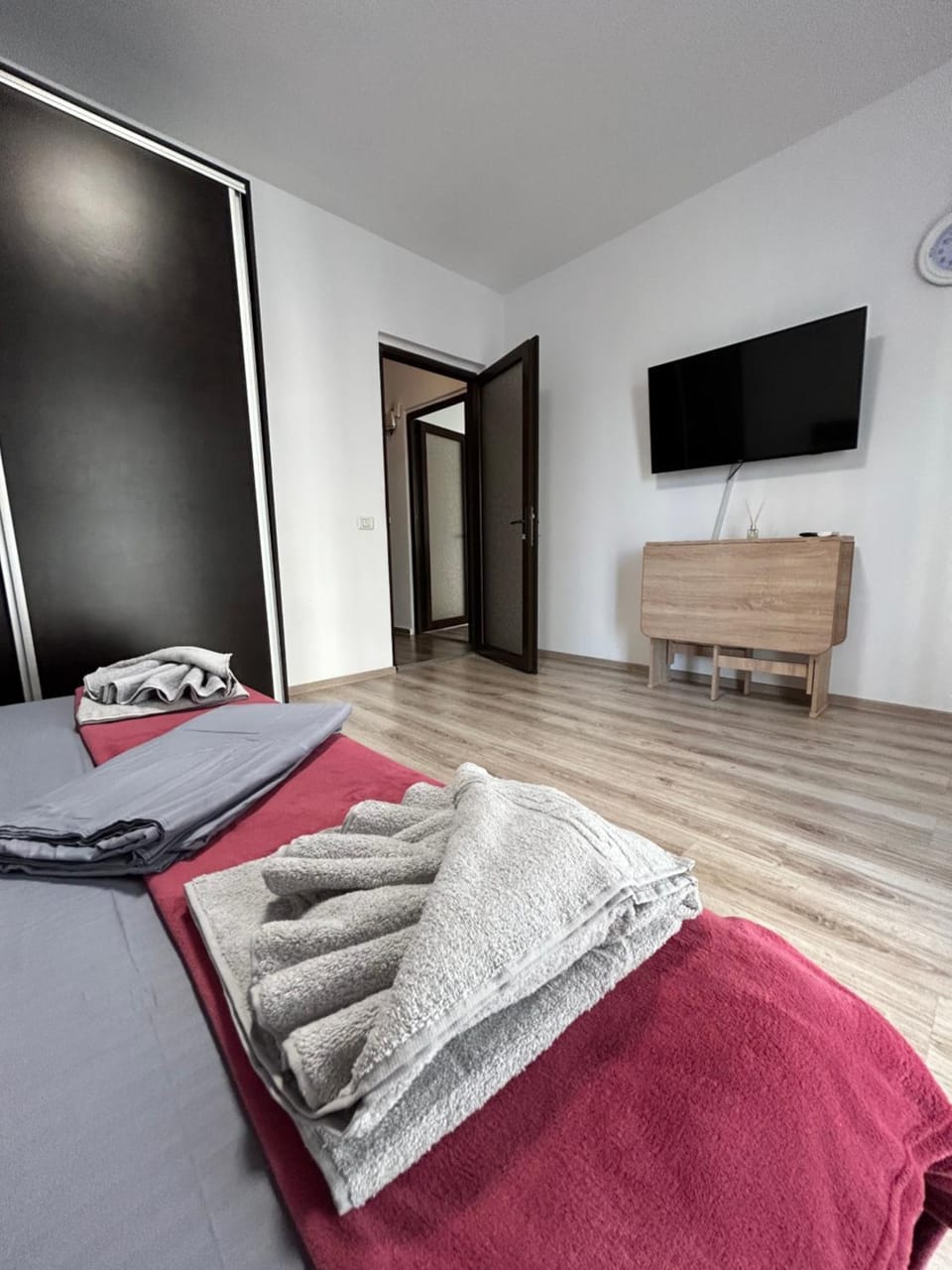 Bed, TV and multimedia, Photo of the whole room, towels