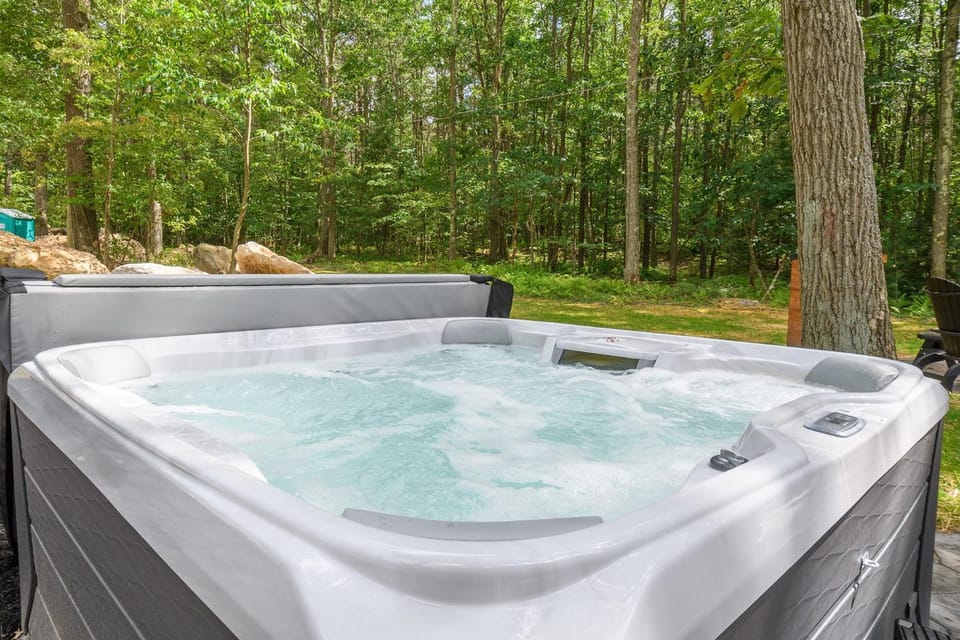 Foxcroft: New, Lake Access w. Dock Slip, Hot Tub, Pool Table House in Deep Creek Lake