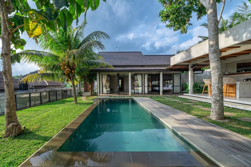 Property building, Garden, Swimming pool